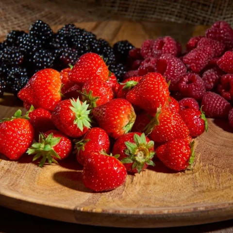 sbor-klubniki-maliny-v-anglii-i-drugie-vidy-rabot-priglasenie